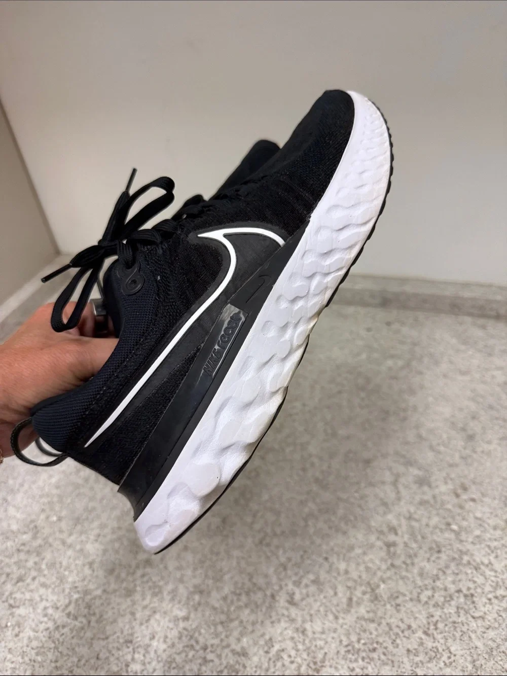 Nike Men's Black and White Athletic Running Shoes